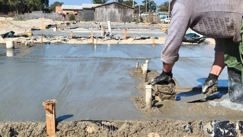 Obras de 10 casas para famílias afetadas por eventos climáticos começam em São José do Norte