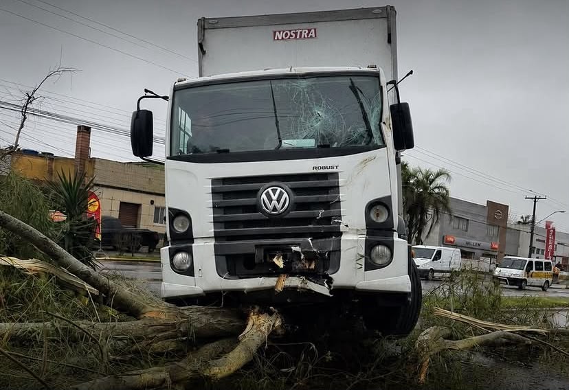 Acidente com caminhão no começo da manhã desta segunda, deixa trânsito lento em avenida de Pelotas