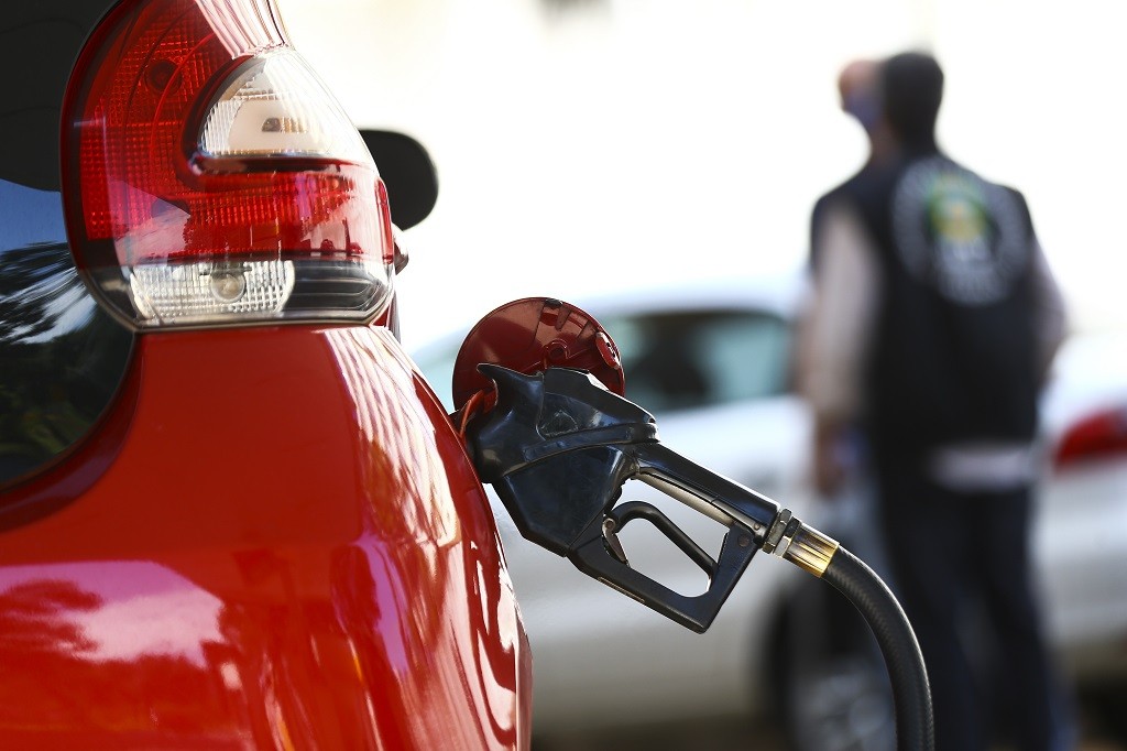 Aumento de etanol na gasolina divide opiniões sobre impacto em carros