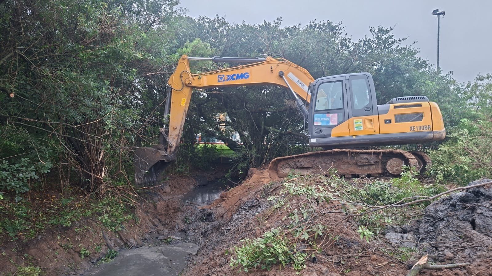 Prefeitura de Pelotas faz limpeza de quase 28 km de canais