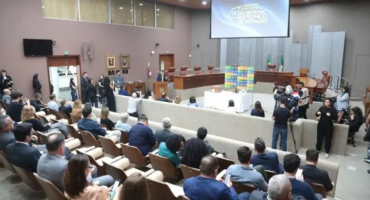 Urna eletrônica é aberta em cerimônia pública para demonstrar transparência e segurança do sistema eleitoral