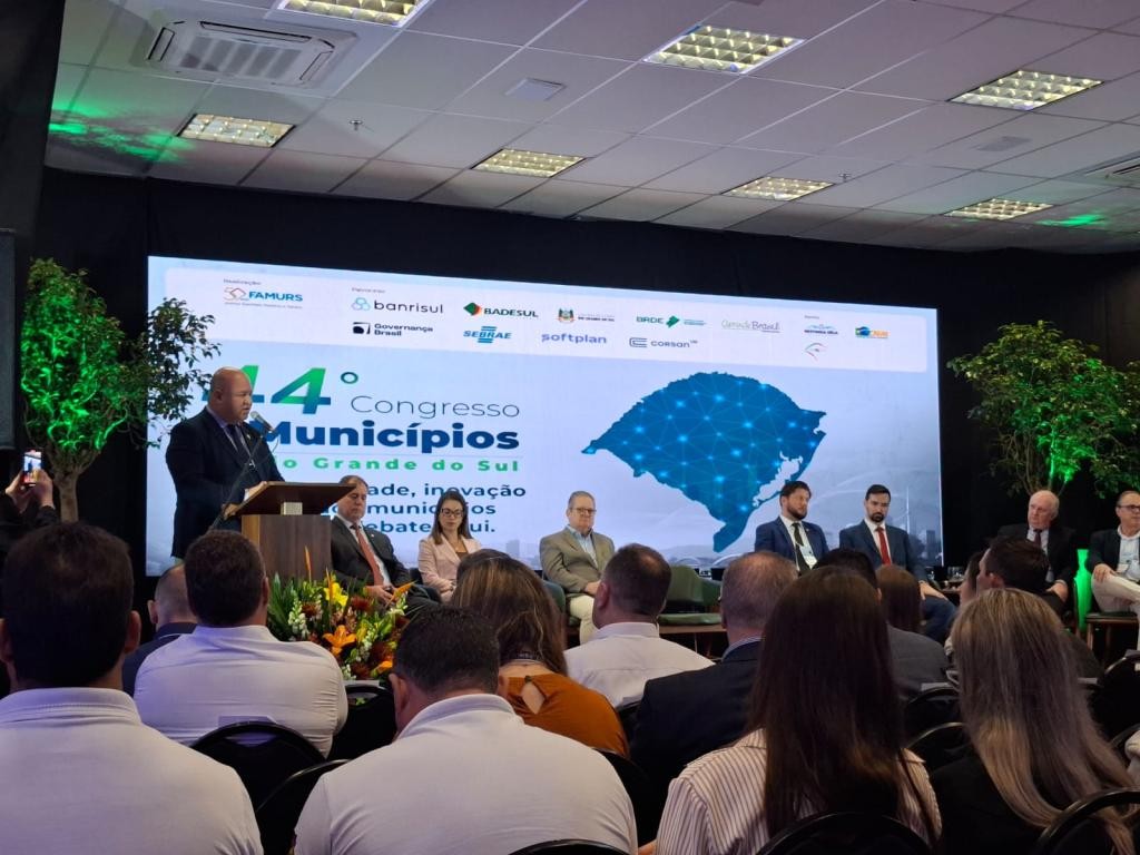 Prefeita do Rio Grande participa da abertura do 44º Congresso da Famurs em Porto Alegre