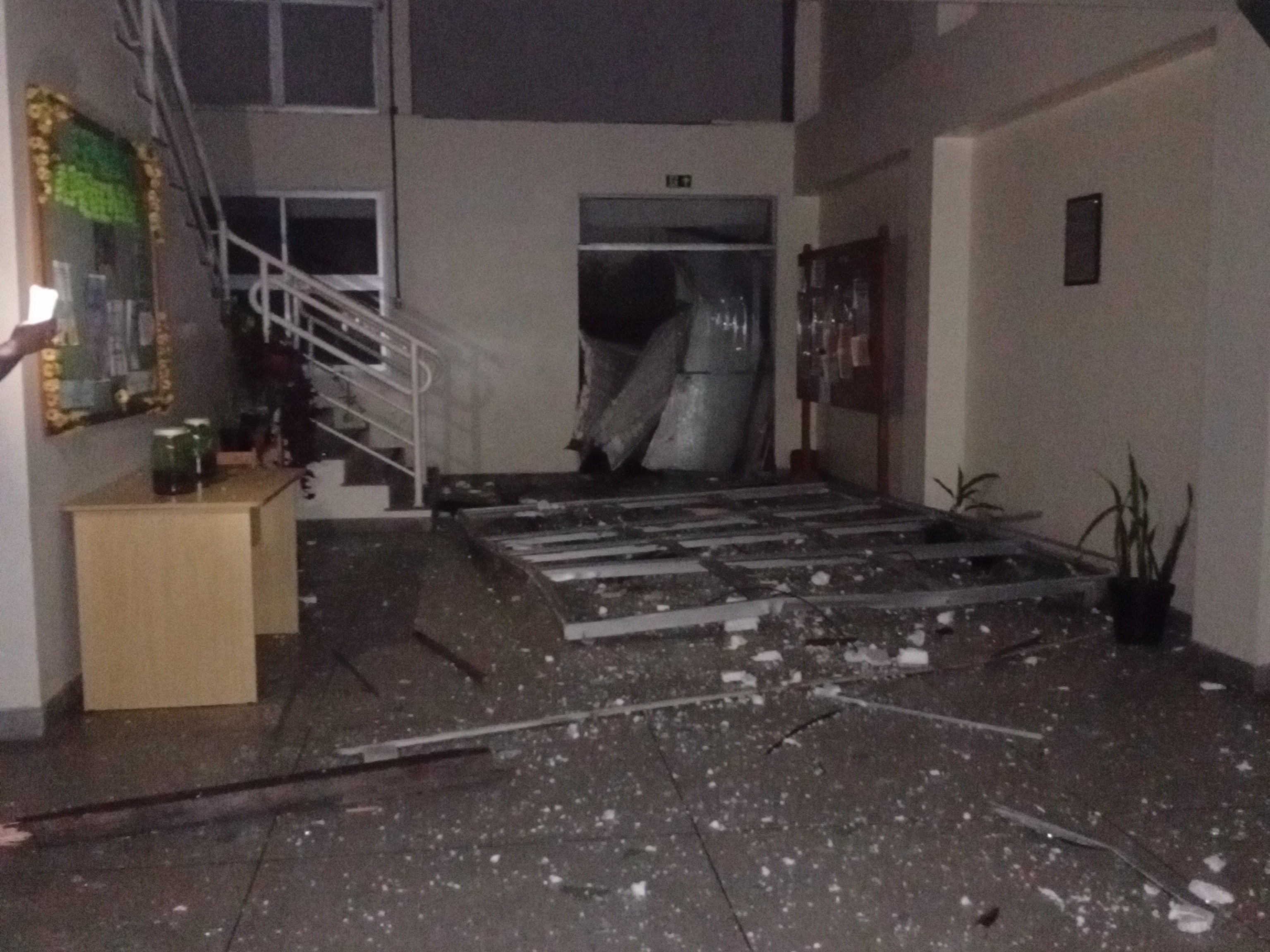 Ventania derruba cobertura de pavilhão da FURG e causa danos em Rio Grande