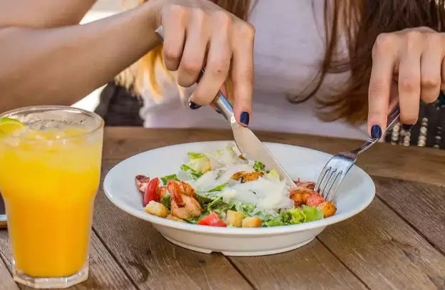 Vale-refeição cobre menos da metade dos almoços do mês, aponta levantamento