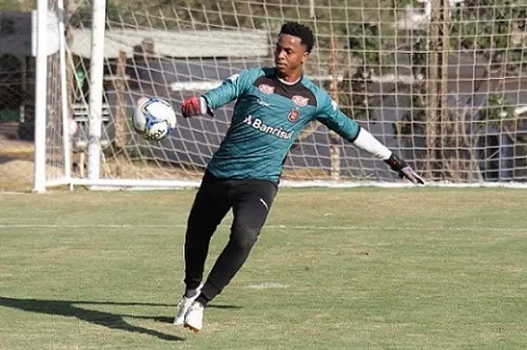 Brasil confirma a volta do goleiro Carlos Eduardo