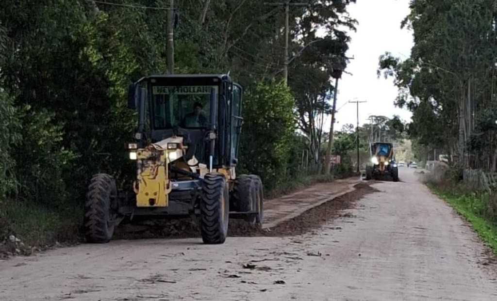 Ruas dos bairros Senandes e Bolaxa recebem ações de motonivelamento