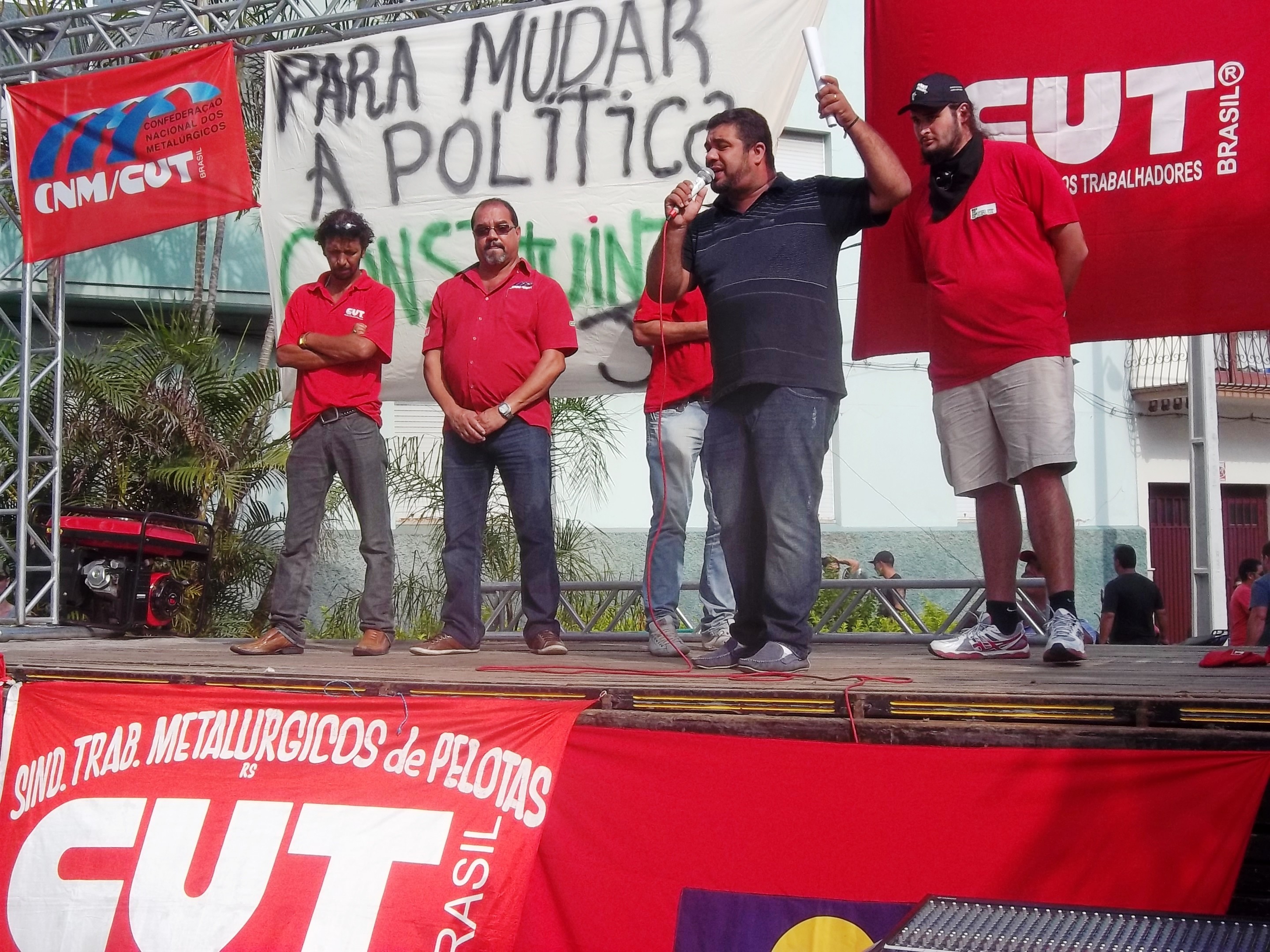 Metalúrgicos fazem assembleia frente à Ecovix