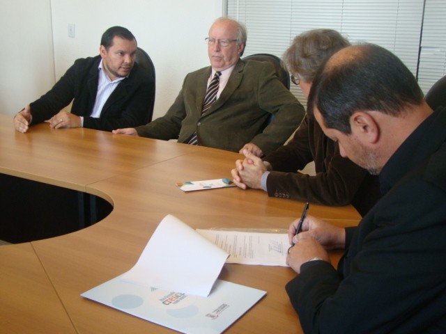Executivo firma termo com CDL para realização da Festa do Mar