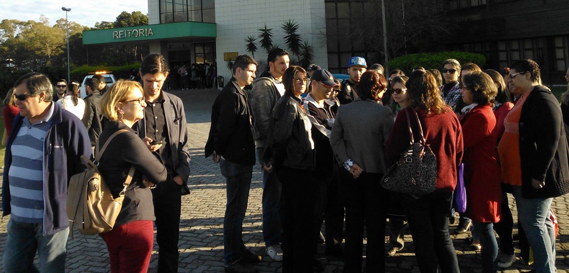 Estudantes impedem entrada no prédio da Reitoria