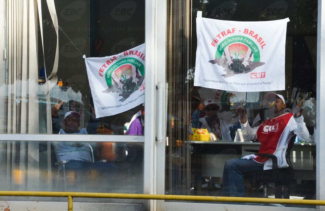 Manifestantes ocupam o prédio do Ministério da Fazenda