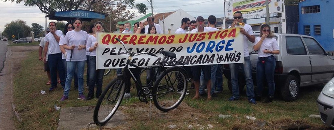 Manifestação pede justiça pela morte de ciclista