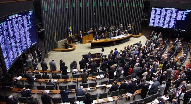 Deputados vão ao STF contra emenda que trata das doações de empresas a partidos