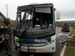 Ônibus da empresa Planalto envolve-se em acidente