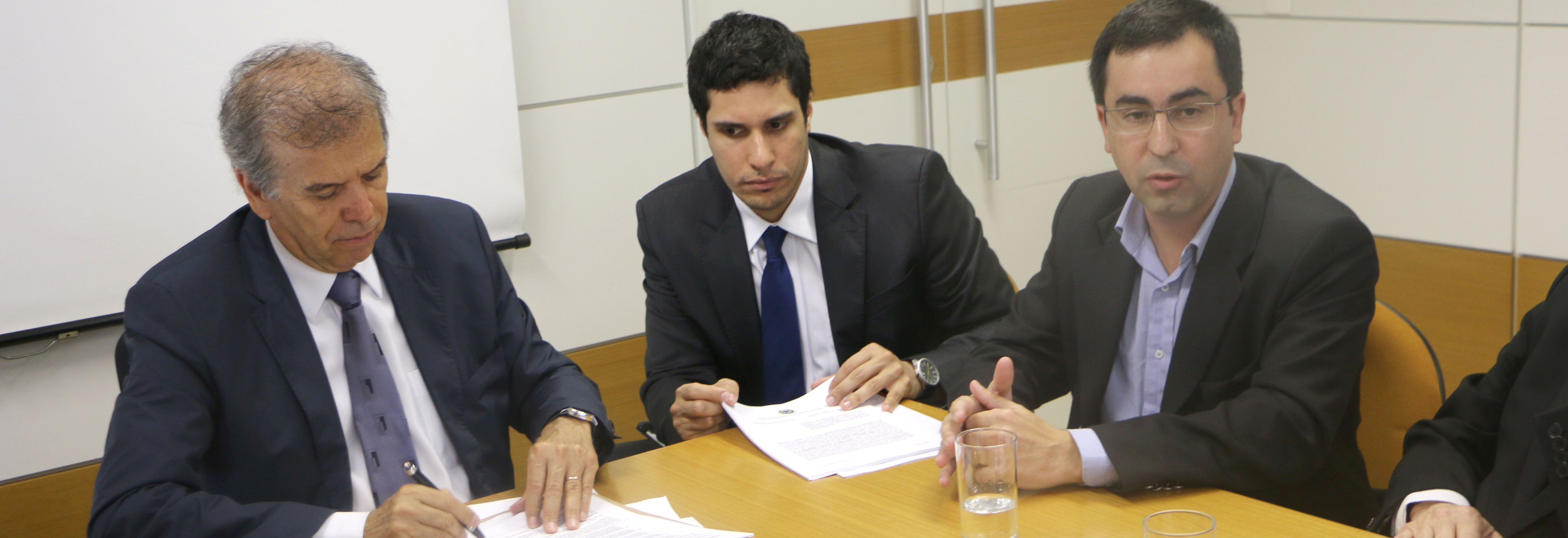 Ministro assina contrato de R$ 368 mi para dragagem do Porto de Rio Grande