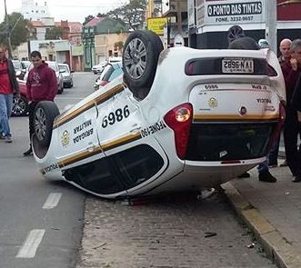 Acidente provoca capotamento de veículo da BM no Centro