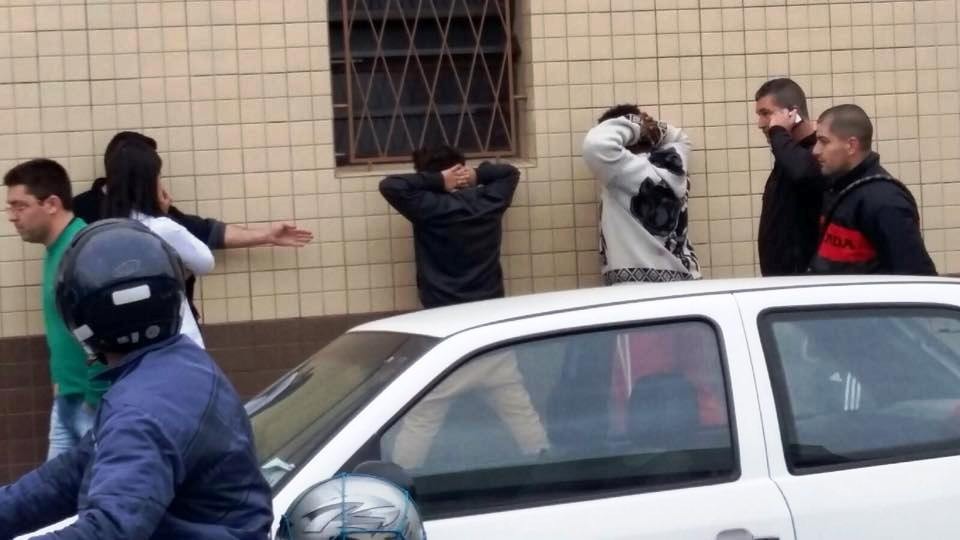 Menores são detidos por populares no Centro 