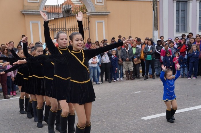 Desfile escolar de Rio Grande levou alegria ao Paço Municipal