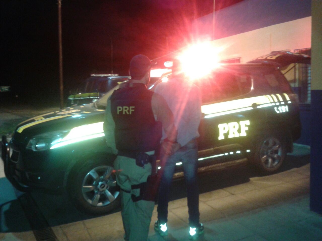 PRF prende foragido em ônibus de excursão, em Rio Grande
