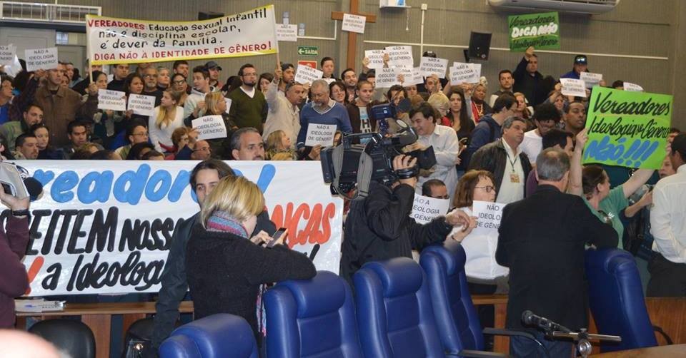 Em dia tumultuado, votação do PME é adiada para terça-feira