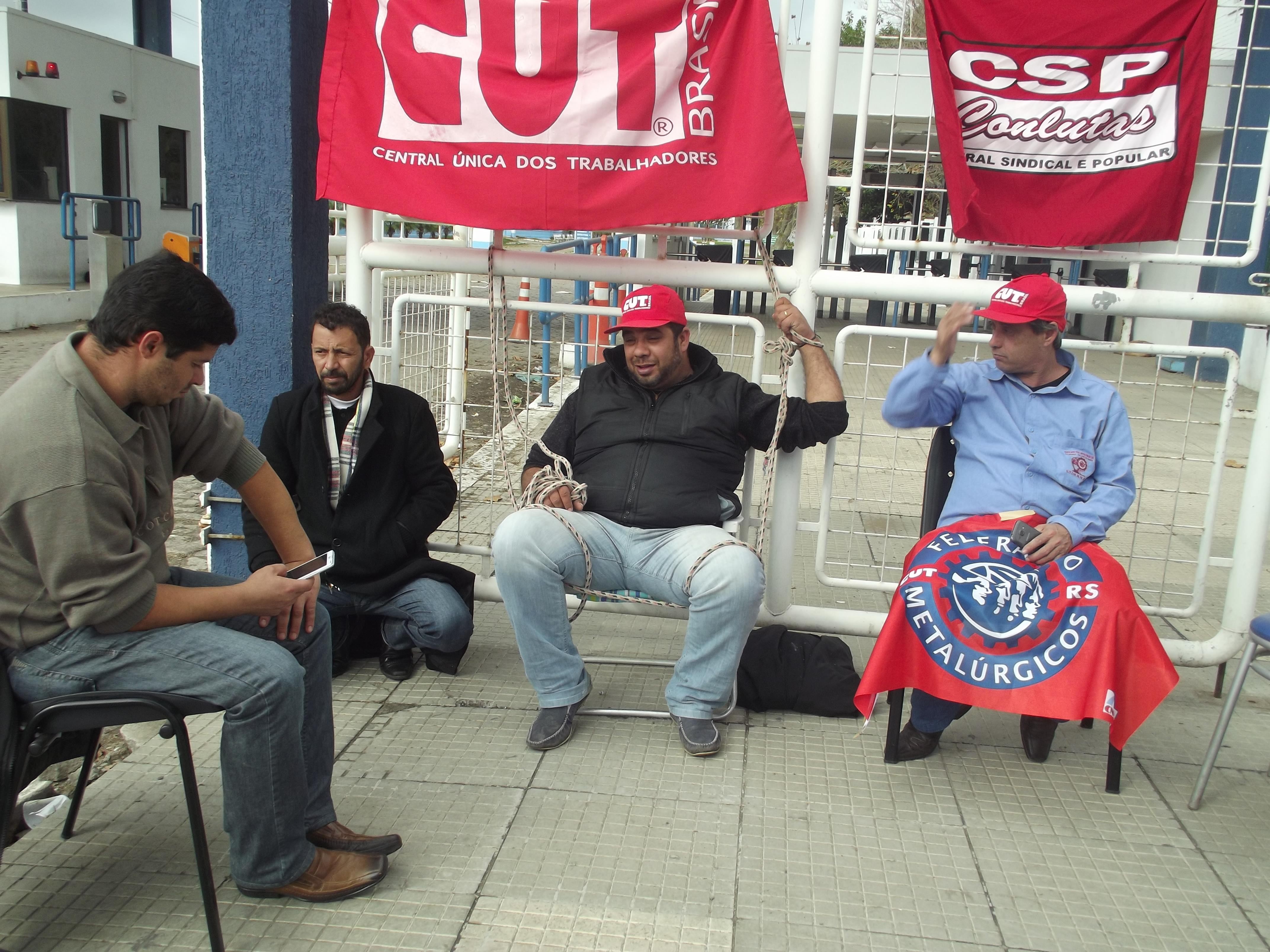 Metalúrgico protesta amarrado em frente ao estaleiro QGI