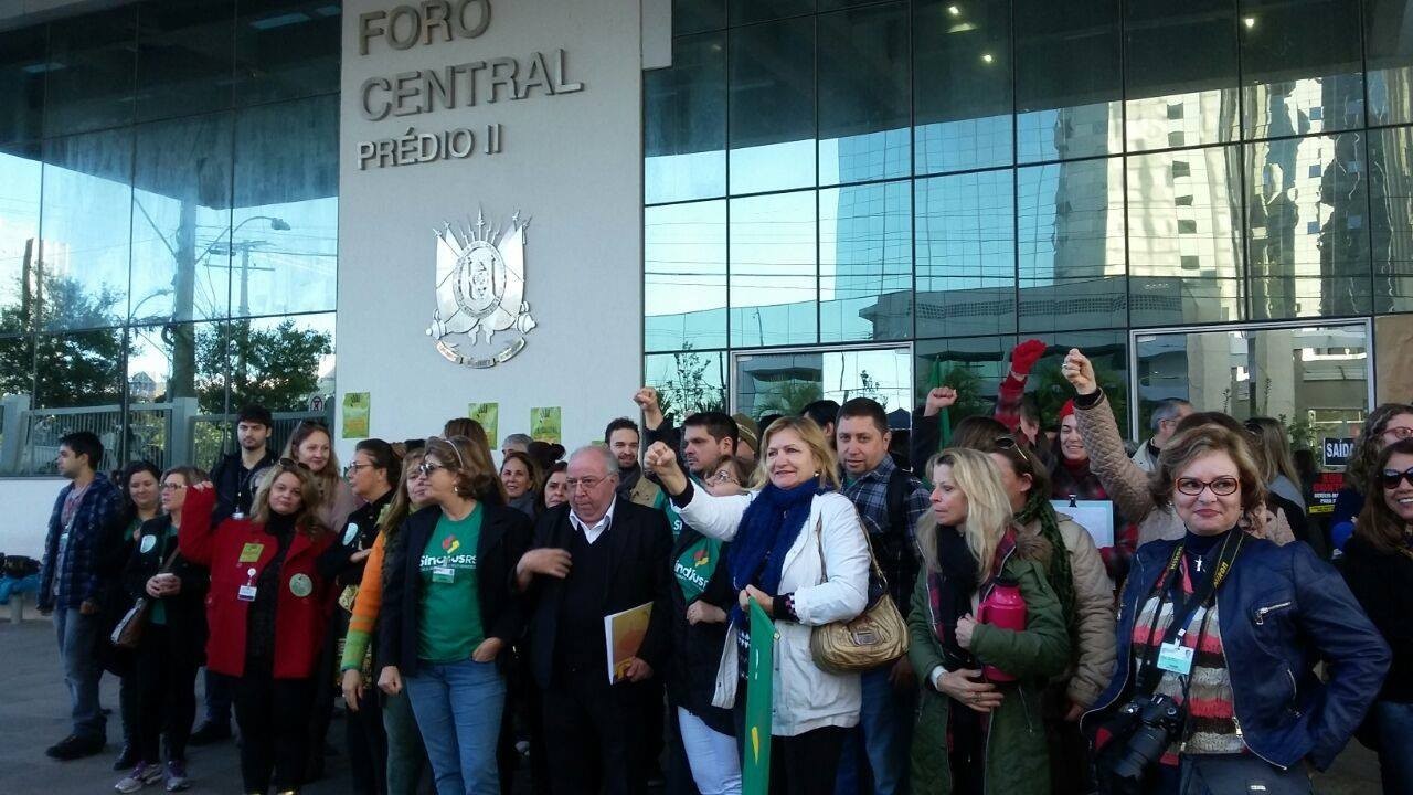 Servidores do Judiciário Estadual deflagram greve