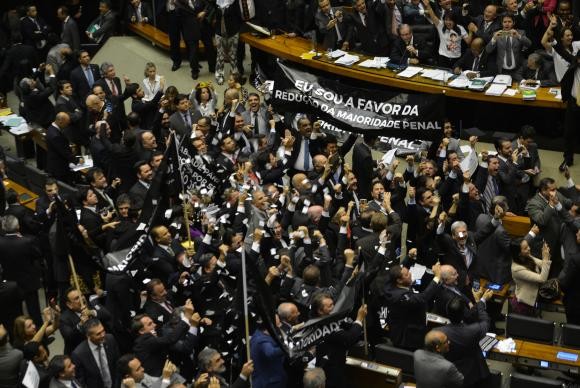 Câmara aprova nova proposta que reduz maioridade penal para crimes hediondos