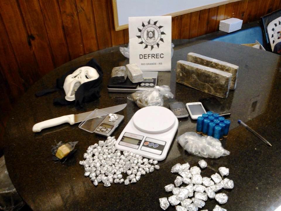 Operação da DEFREC resulta em prisões e apreensão de drogas