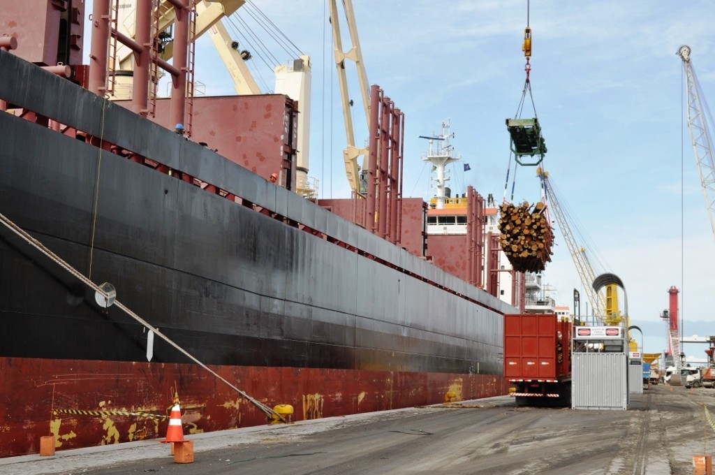 Porto Novo tem primeiro carregamento de toras de madeira
