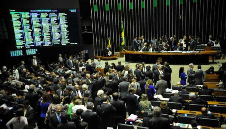 Plenário da Câmara volta atrás e derruba mandatos de cinco anos
