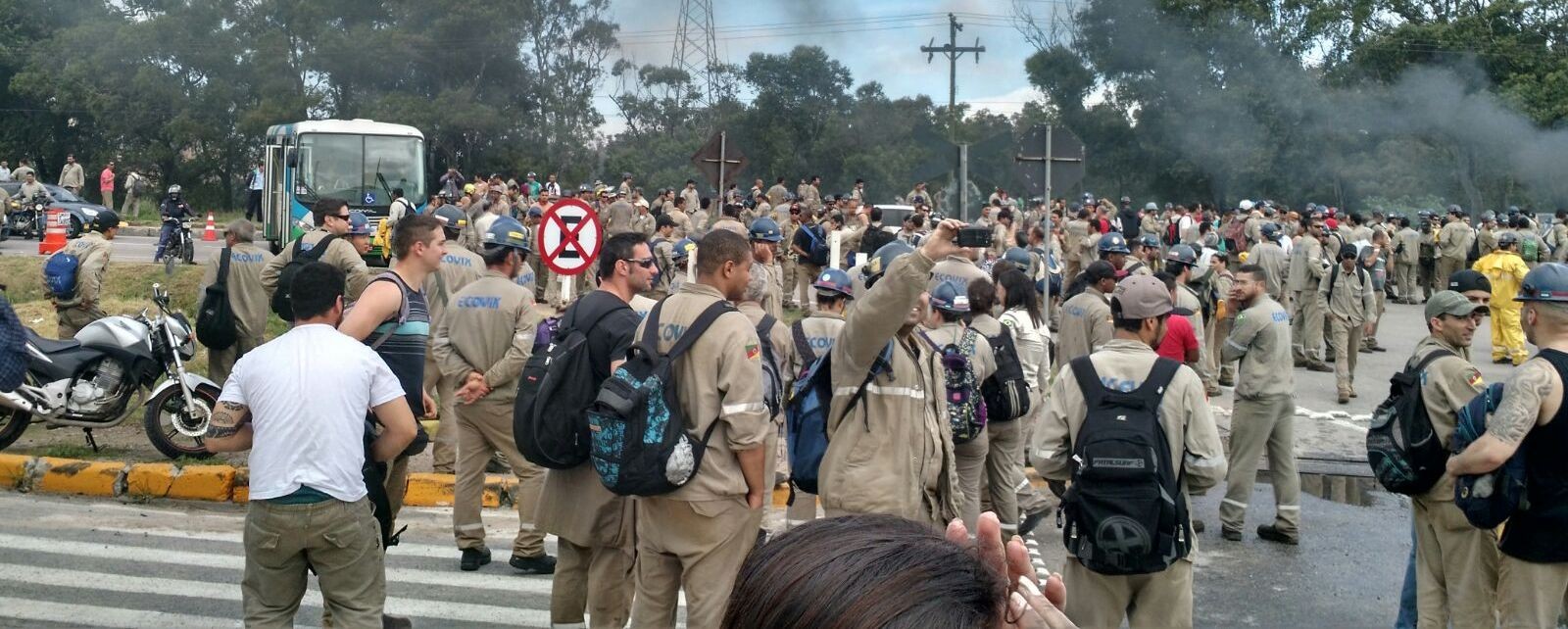 Trabalhadores não recebem no Polo e bloqueiam estrada