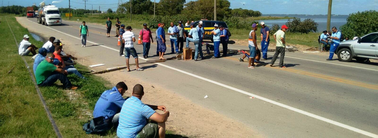 Trabalhadores bloqueiam BR-392 durante a manhã de quarta-feira