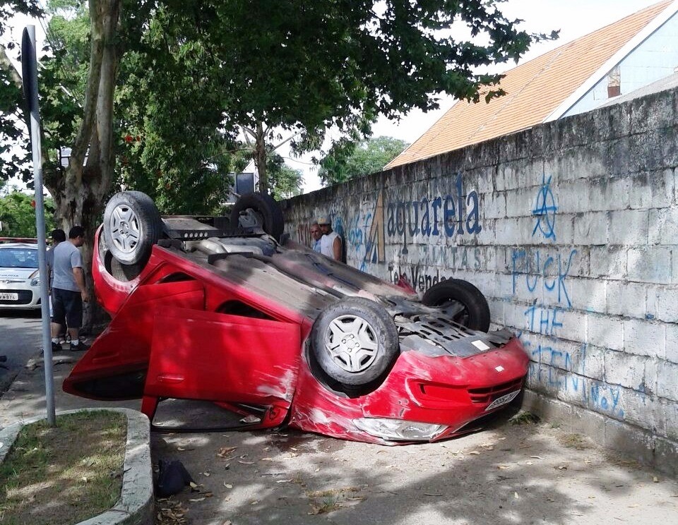 Capotamento na Buarque de Macedo aconteceu nesta segunda-feira
