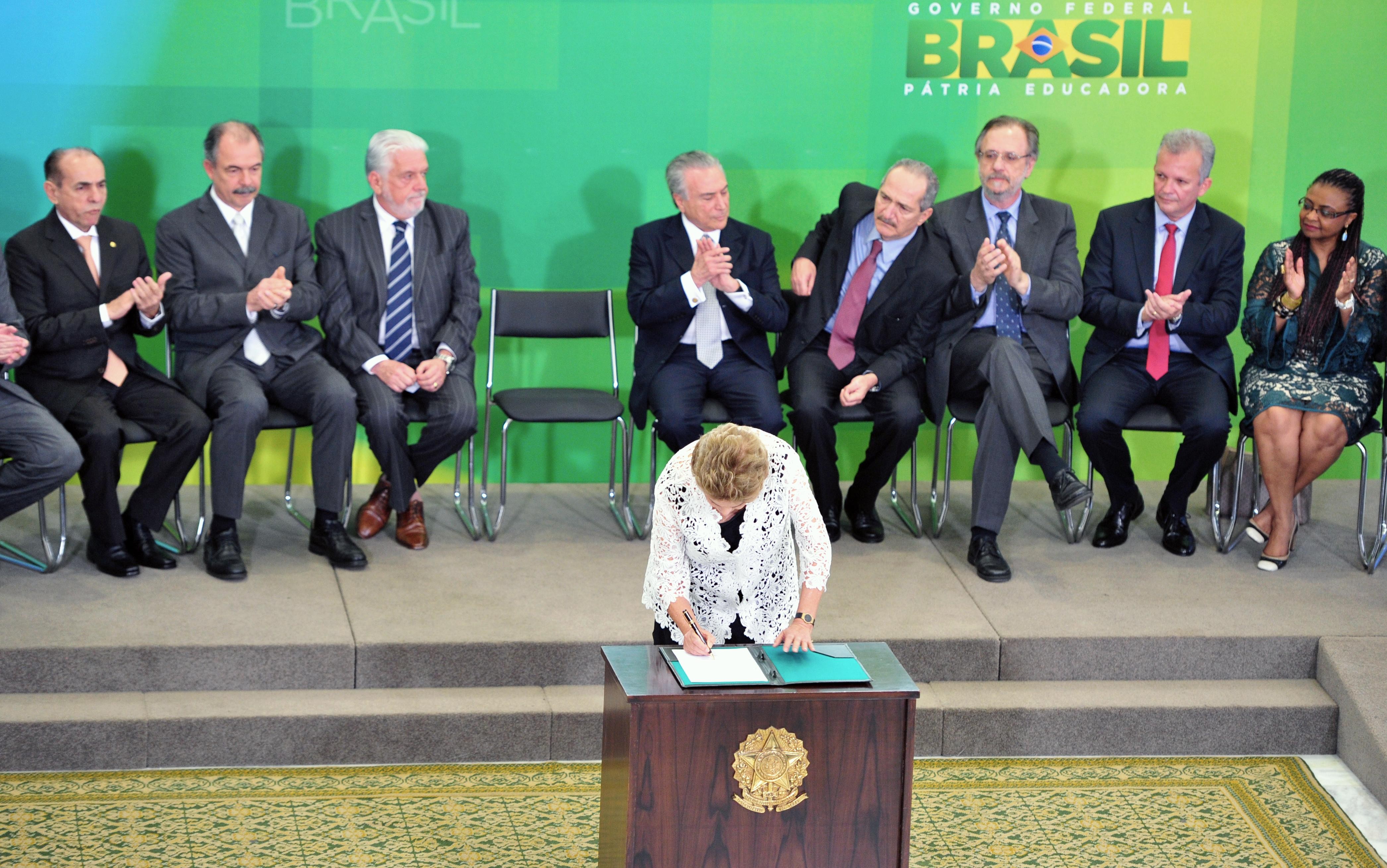 Dilma pede a ministros que trabalhem com metas realistas e retomem o crescimento