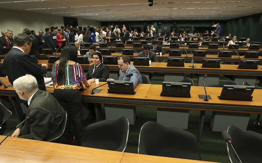 Por falta de quórum, CCJ adia julgamento de recurso em processo contra Cunha