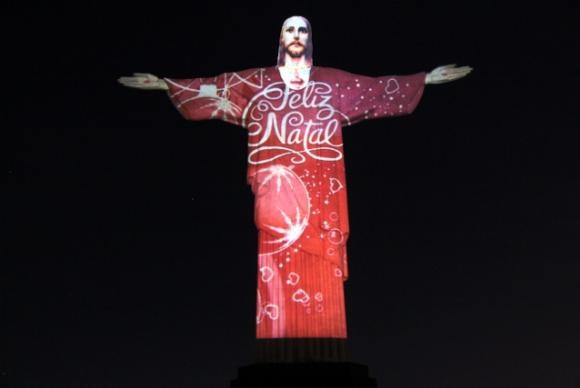 Estátua do Cristo Redentor ganha iluminação natalina 