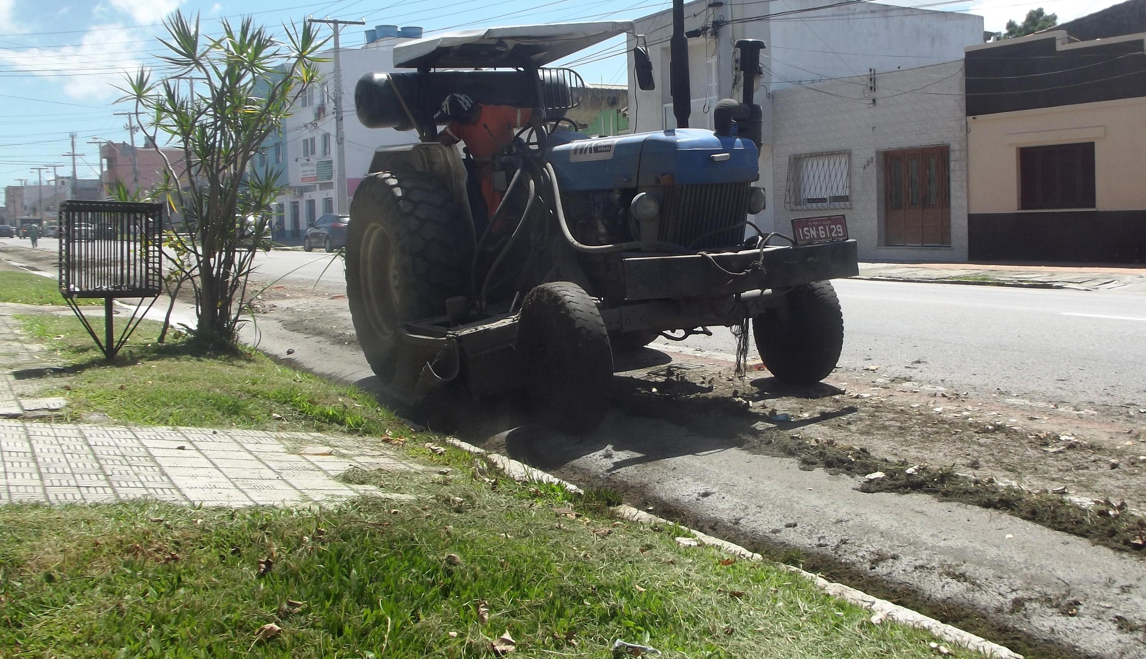 Limpeza é realizada no bairro Cidade Nova