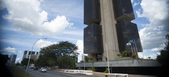 Copom mantém juros em 14,25% ao ano pela quarta vez seguida