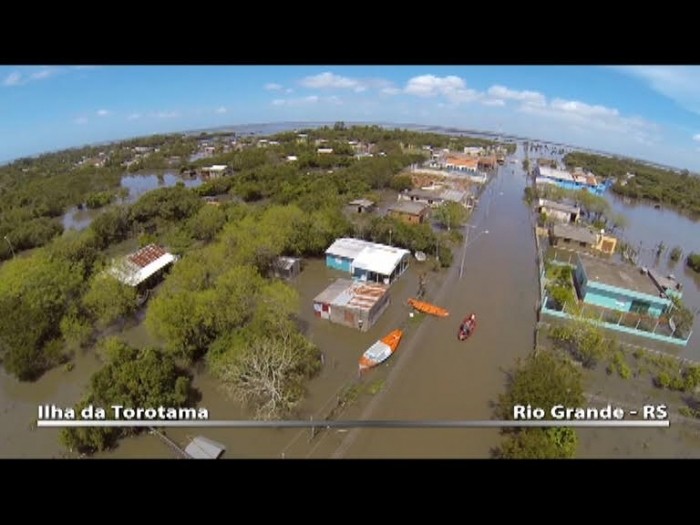 Mais de 500 pessoas já foram removidas das suas casas em razão da cheia da Lagoa dos Patos