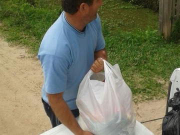 Moradores das ilhas dos Marinheiros e Leonídio recebem cestas básicas da Prefeitura