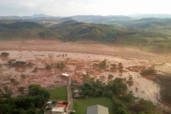 Barragem de mineradora se rompe e inunda distrito no interior de Minas 