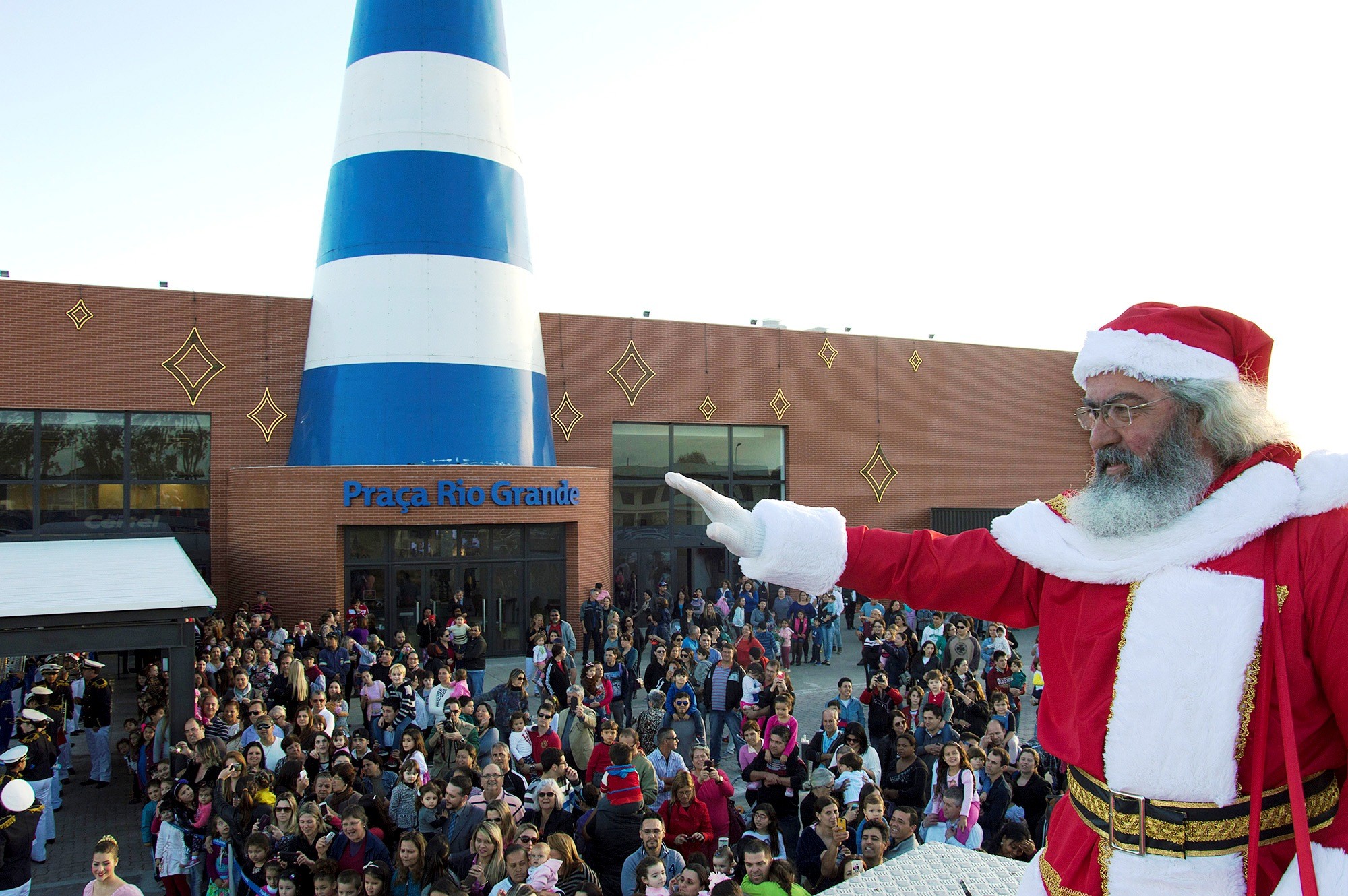 Chegada do Papai Noel atraiu público no Praça Rio Grande Shopping