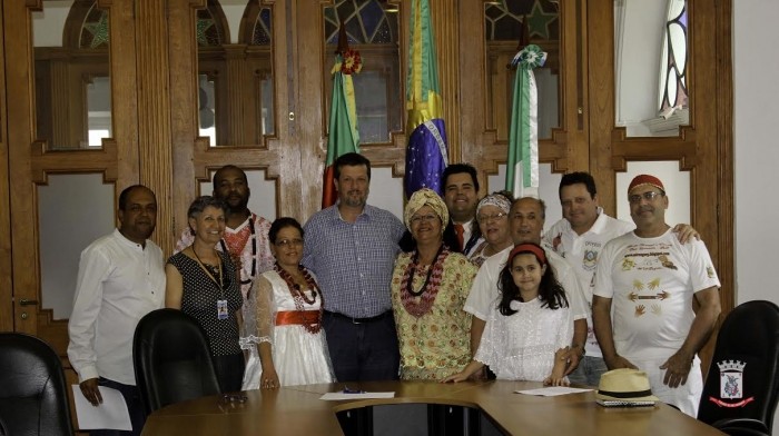 Prefeito assina a lei que regulamenta a criação do Conselho Municipal do Povo de Terreiro