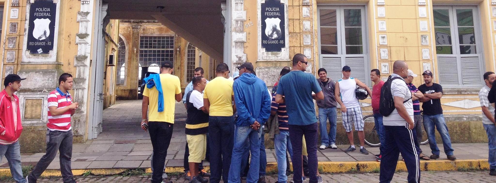 Trabalhadores do Polo Naval protestam por falta de pagamento
