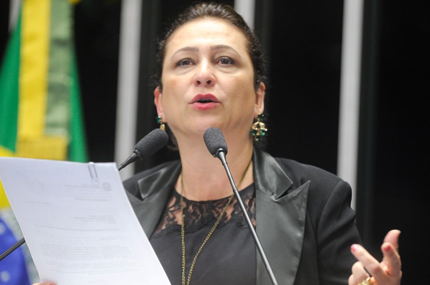 Kátia Abreu diz no Twitter que permanecerá no governo e no PMDB
