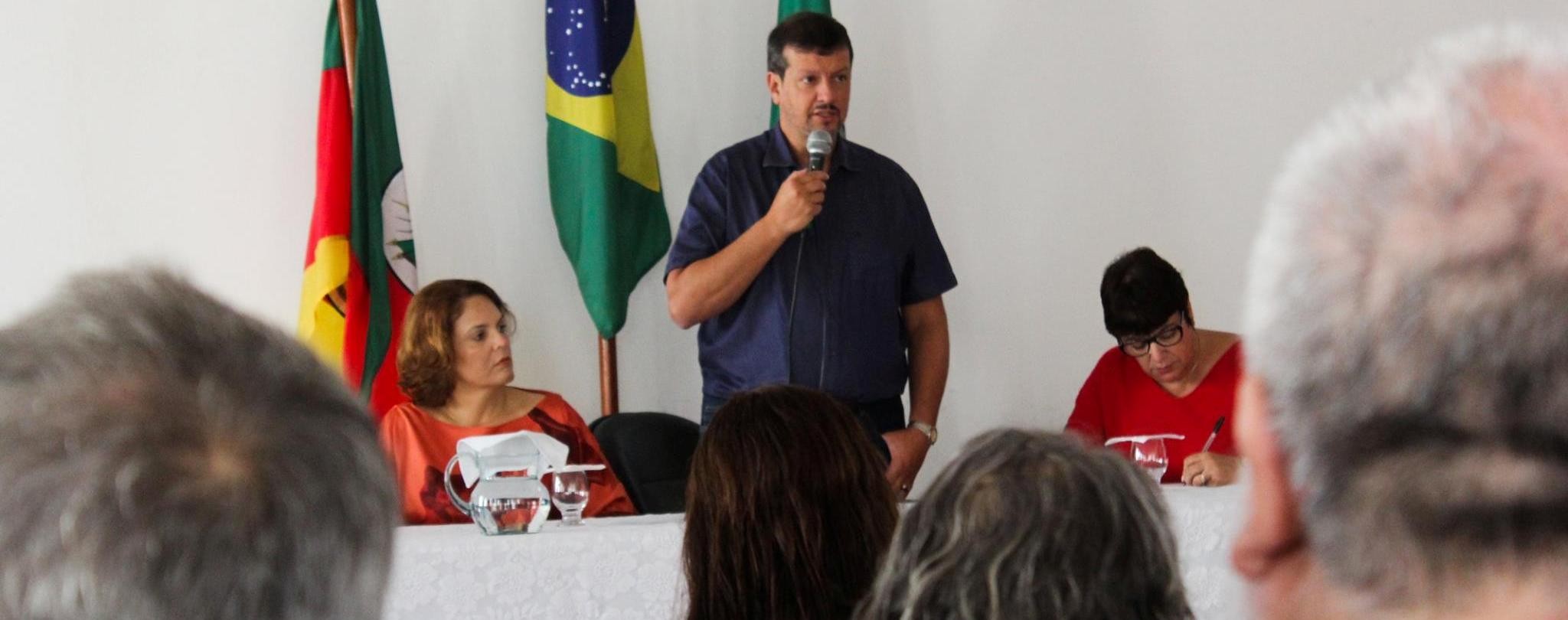 Prefeito apresenta novos secretários, renova intervenção da Santa Casa e lança edital do transporte