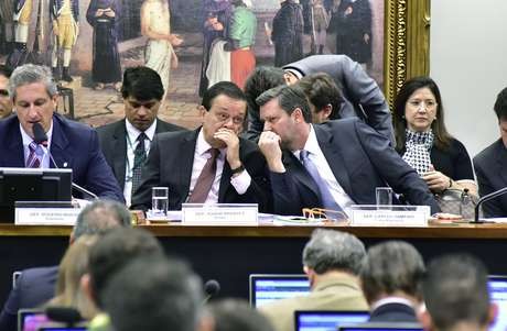 Comissão do Impeachment começa reunião com bate-boca