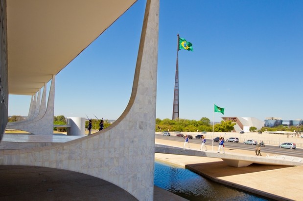 Homem ateia fogo ao próprio corpo em frente ao Palácio do Planalto
