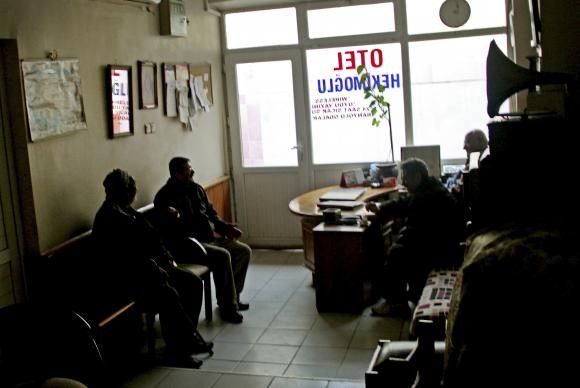 Sem dinheiro para chegar à Europa, refugiados ficam retidos na Turquia