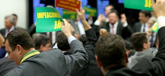 Por 38 a 27, comissão aprova parecer a favor do impeachment de Dilma