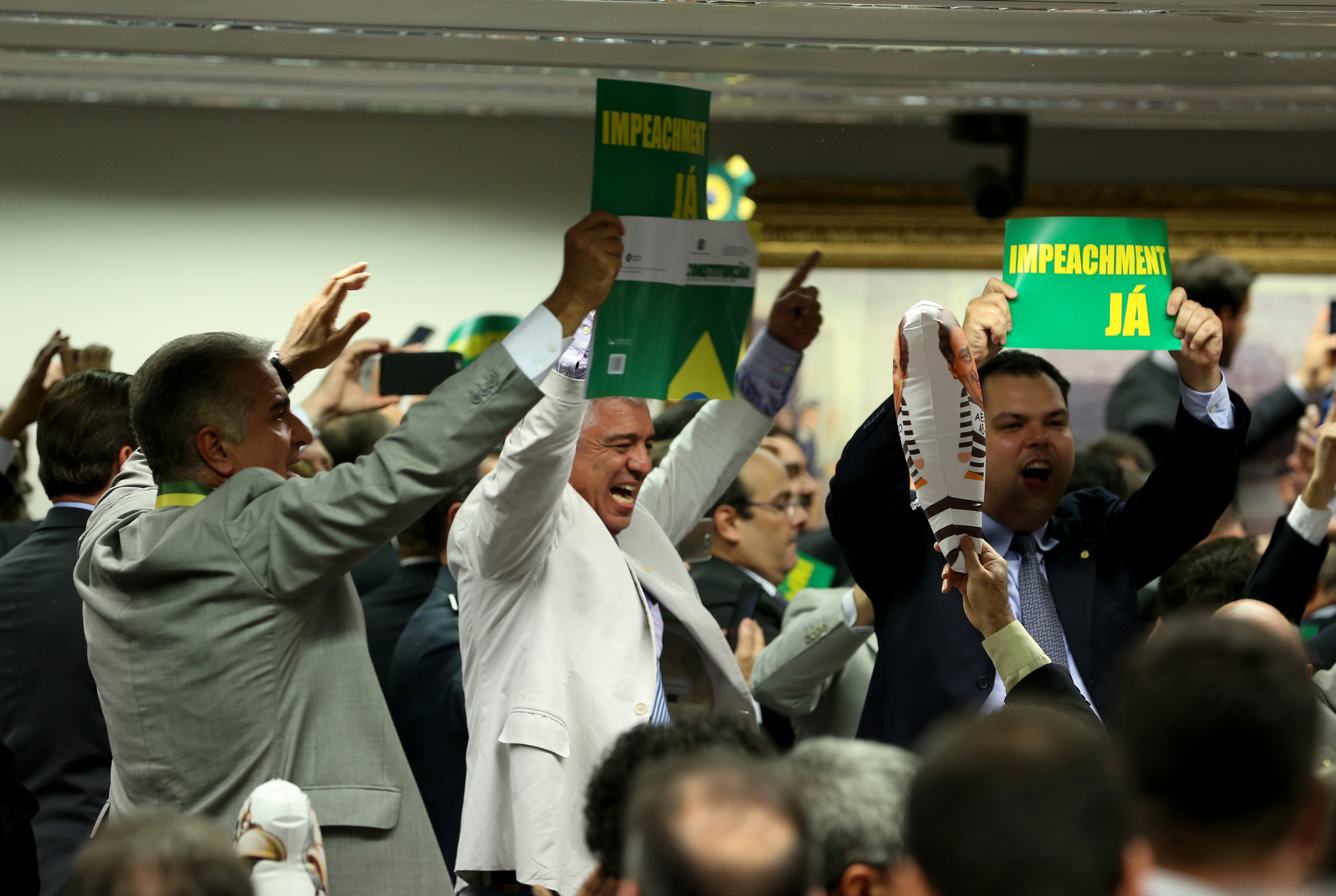 Oposição comemora aprovação de relatório pró-impeachment 